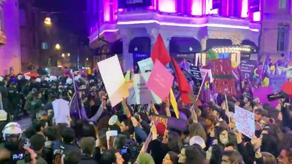 Feminist Gece Yürüyüşü'ne polis saldırısı