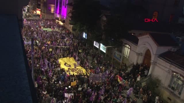 İstiklal Caddesi'nde Yürümek İsteyen Kadınlara Polis İzin Vermedi -2