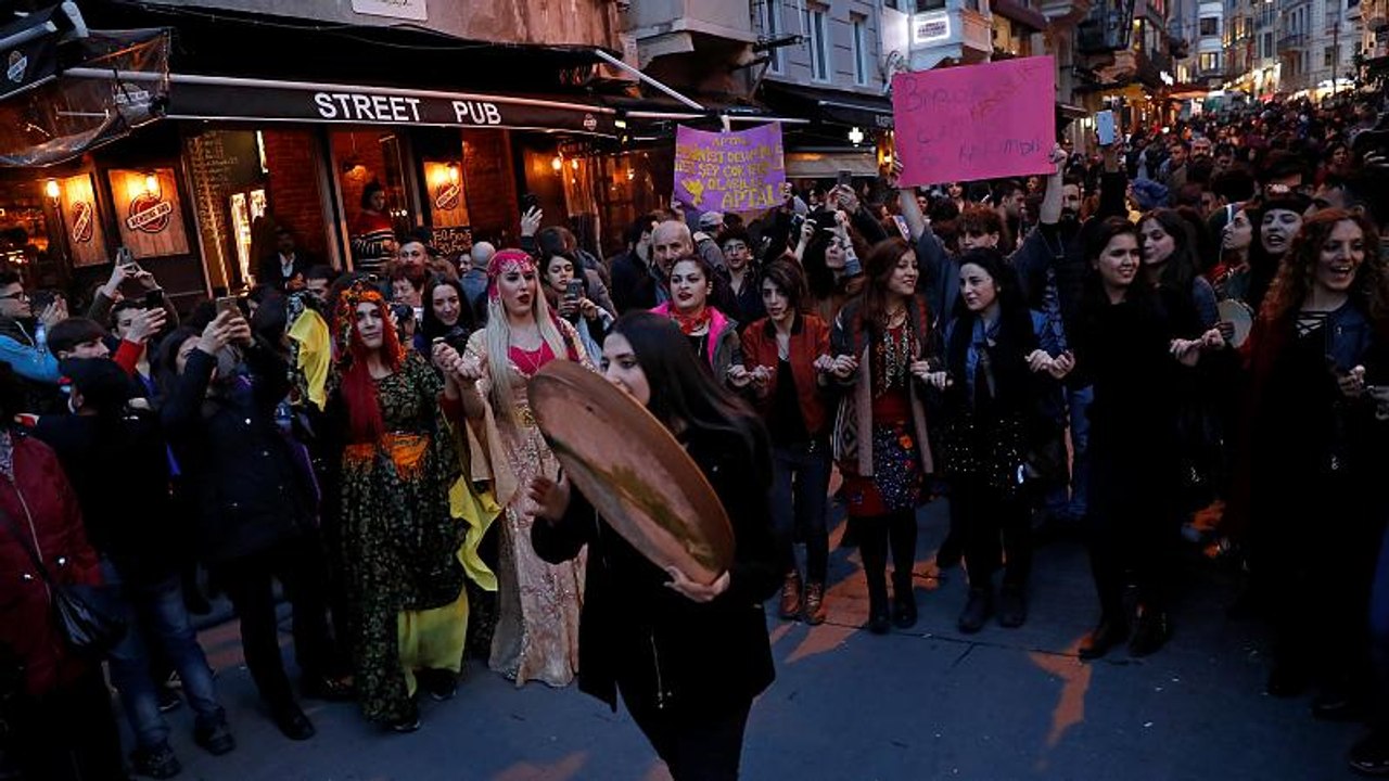 Kadınlar Günü yürüşüne polis biber gazı ve plastik mermiyle müdahale etti