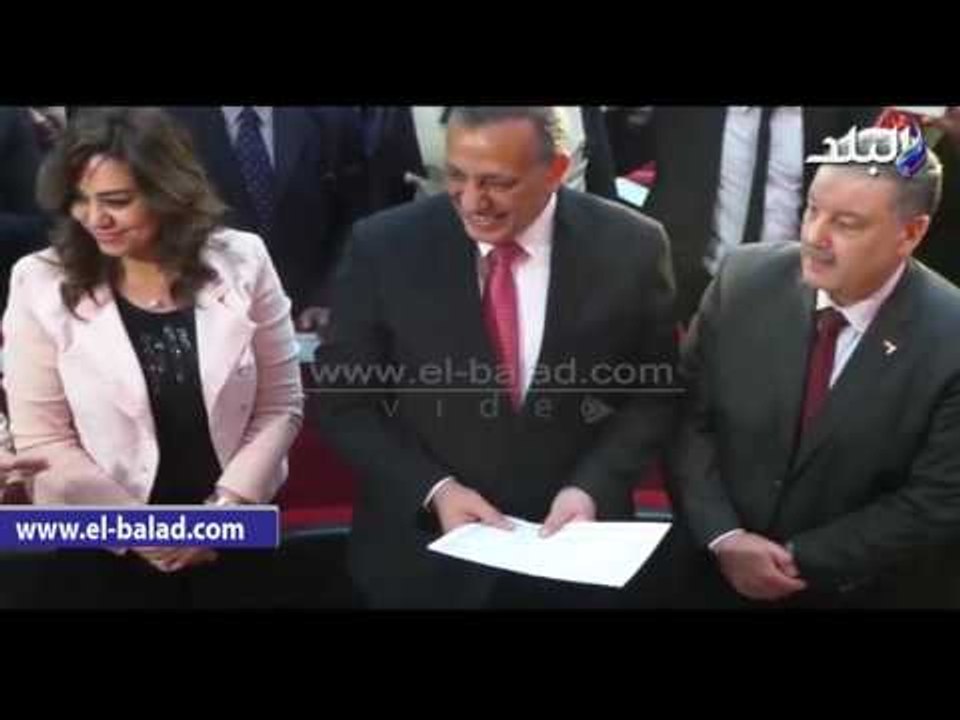 صدى البلد | محافظ الجيزة يكرم أوائل الشهادة الإبتدائية ويمنحهم شهادات تقدير ومبالغ مالية
