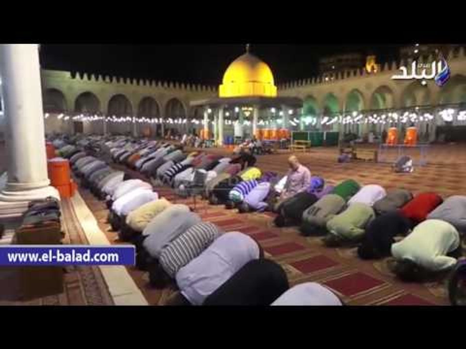 صدى البلد |  المئات يؤدون صلاة التراويح بمسجد عمرو بن العاص