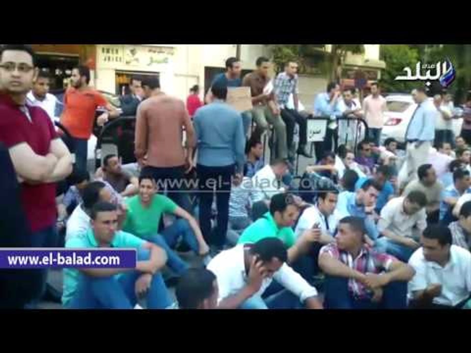 صدى البلد | حملة الماجستير يفترشون الرصيف المقابل لمجلس الوزراء للمطالبة بالتعيين