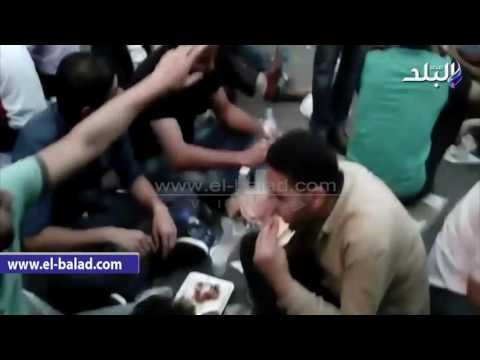 صدى البلد | محشي وفرخ فطار الماجستير امام البوابه الرئيسه لمجلس النواب