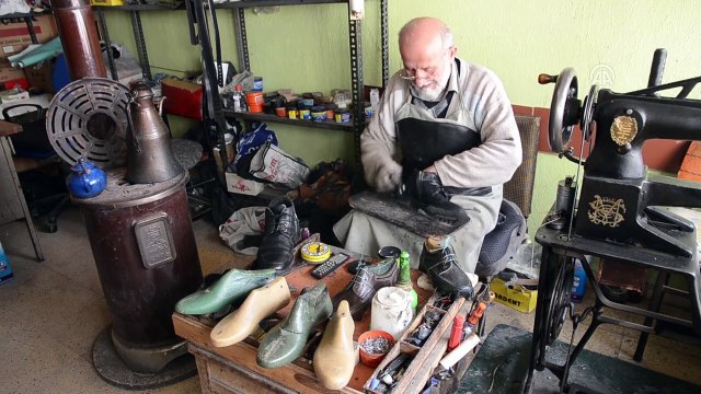 Yarım asırlık ayakkabı tamircisi ilk günkü aşkla çalışıyor - KONYA