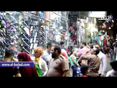 صدى البلد | زحام بوسط البلد لشراء ملابس العيد