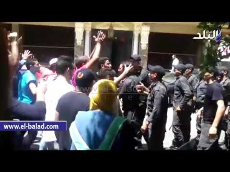 صدى البلد |  طالب ثانوى يقبل رأس ضابط "أحنا زى ولادك "