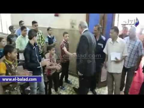 صدى البلد | محافظ المنيا يمنح العيدية لأطفال البنين والبنات