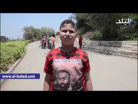 صدى البلد | طفل يرتدي تيشرت الاسطوره بحديقة الازهر بارك