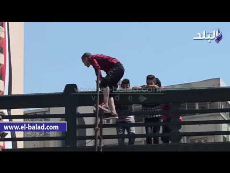 صدى البلد |  سباق بين الأطفال لتسلق «سقالة» كوبري قصر النيل