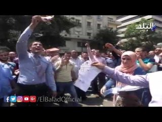 صدى البلد |  أحد محتجي"الماجستير" يحرق شهادة تخرجه أمام مجلس الوزراء