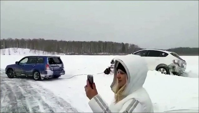 Mauvaise idée de la journée : tracter une voiture coincée dans la neige