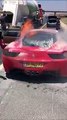 Le moteur de cette Ferrari 458 prend feu et explose en pleine route