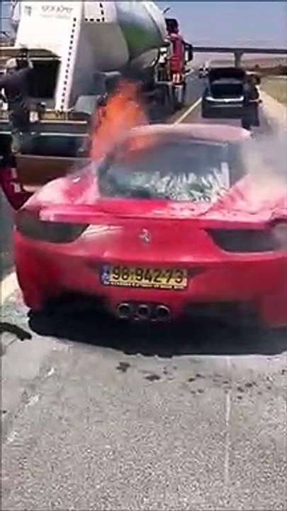 Le moteur de cette Ferrari 458 prend feu et explose en pleine route