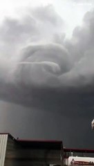 Un tourbillon impressionnant aperçut dans le ciel en pleine tempête