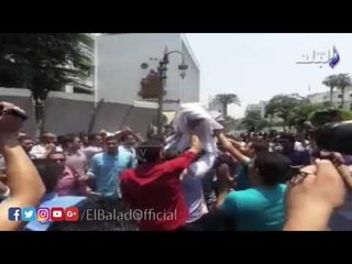 صدى البلد | محتجو "الماجستير والدكتوراه" يحملون شخصا بالكفن