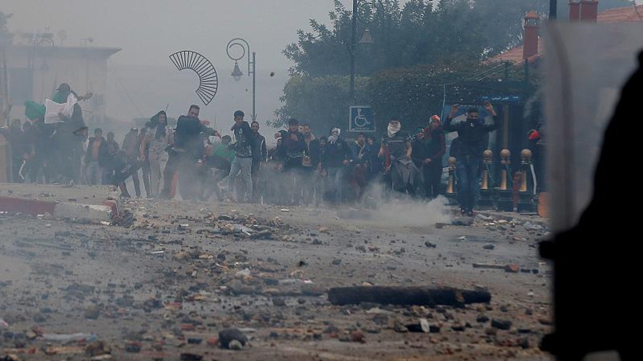 Zusammenstöße zwischen Anti-Bouteflika-Demonstranten und Polizei in Algier