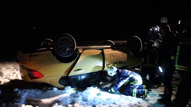 Muradiye'de ticari taksi uçuruma devrildi: 2 yaralı - VAN