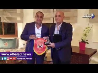 صدى البلد |  الاهلى يمنح سعيد الناصرى رئيس الوداد درع النادى