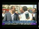 مواطن يصر على تقبيل وزير التموين أثناء زيارته لــ المجمعات الاستهلاكية