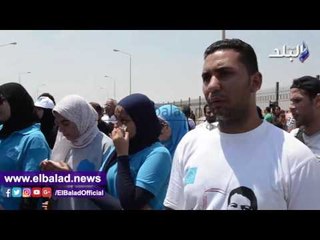 صدى البلد | طلاب "مدينة زويل" يودعون العالم الراحل بالبكاء خلال دفنه