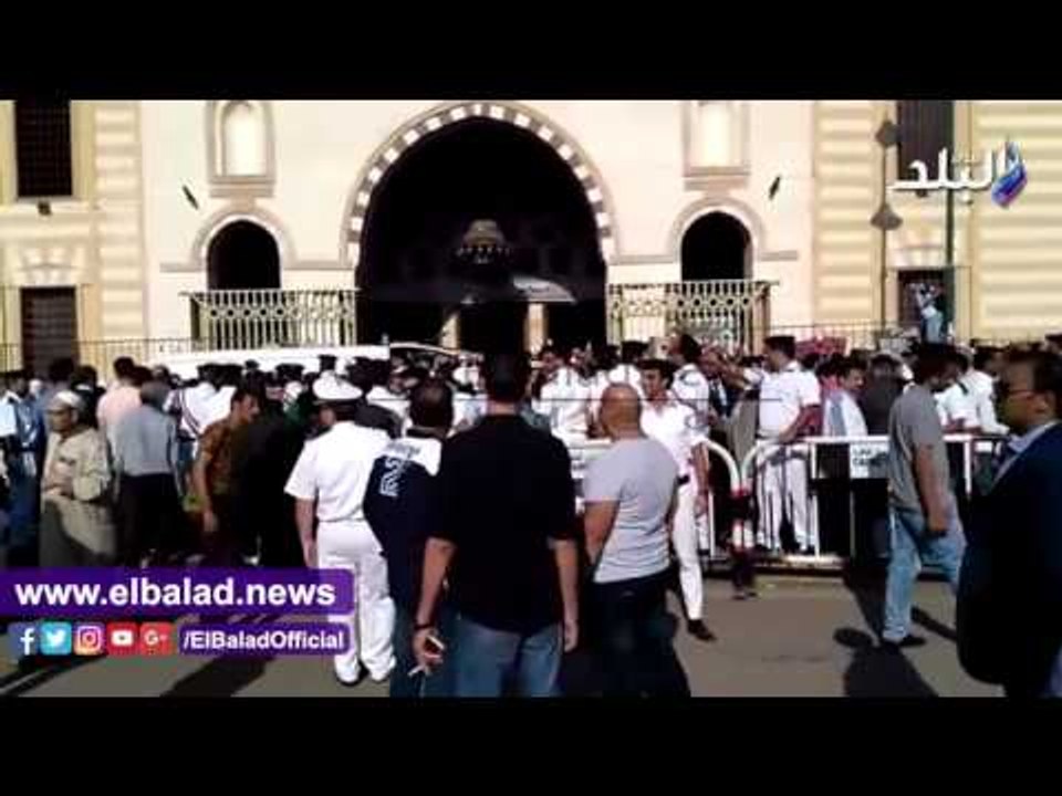 صدى البلد |  لحظة وصول جثمان "حكمدار العاصمة" الي مسجد السيدة نفيسة