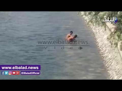 صدى البلد | أطفال يسبحون فى مياه النيل بكورنيش التحرير