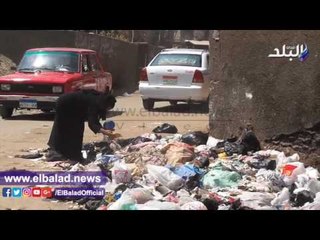 صدى البلد | سيده تنتقي طعامها من القمامه