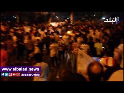 صدى البلد | احتفالات جماهير الزمالك أعلى أسوار النادي بميت عقبة