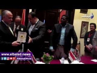 صدى البلد | محافظ الفيوم يهدى درع المحافظة لوزيرى الرى المصرى والكينى