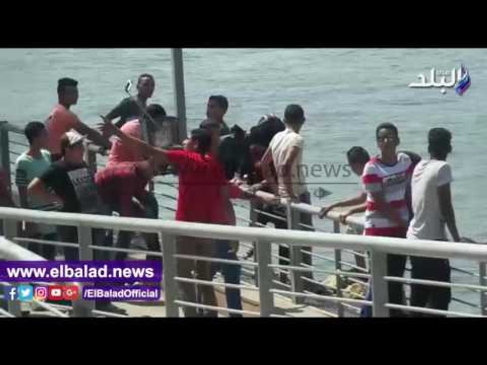 صدى البلد |  صبية يتحرشون بفتاة أعلى كوبرى قصر النيل