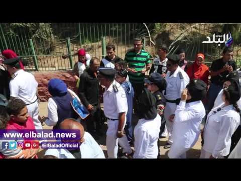 صدى البلد | الشرطة النسائية تلتقط الصور مع المواطنين بحديقة الحيوان