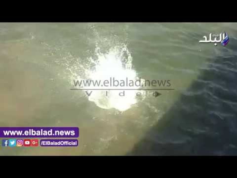 صدى البلد | شاب يقفز فى المياة من أعلى كوبرى قصر النيل