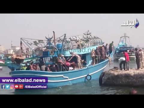 صدى البلد | سيدة تعثر على ابنها بين الناجيين من مركب رشيد