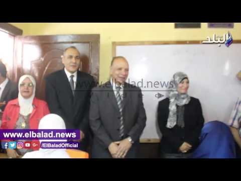 صدى البلد | محافظ القاهرة يوجه بسرعة تسليم الكتب لطالبات مدرسة بمصر الجديدة