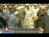 بالفيديو.. الفريق محمود حجازي يقبل رأس سيدة خلال تفقده سير العملية الانتخابية.