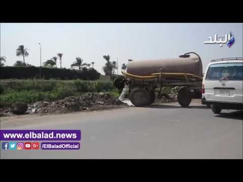 صدى البلد | عربات الصرف الصحى تلقى مخلفاتها فى ترعة المريوطية فى وضح النهار