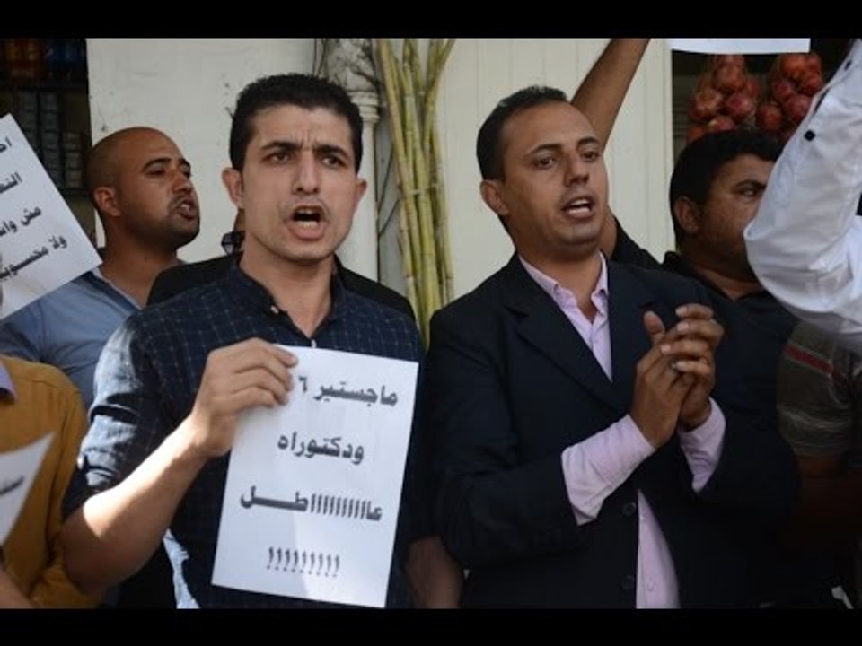 صدى البلد | حملة الماجستير يحتجون أمام مجلس الوزراء