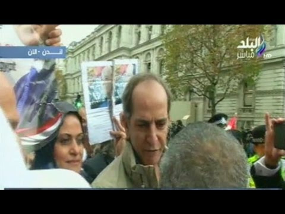 الفنان هشام سليم يشارك فى مظاهرة "حب الرئيس" أمام مقر الحكومة البريطانية