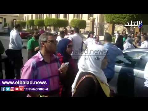 صدى البلد | قطع الطريق أمام محافظة القاهرة من قبل أولياء أمور طلاب المدارس التجريبية
