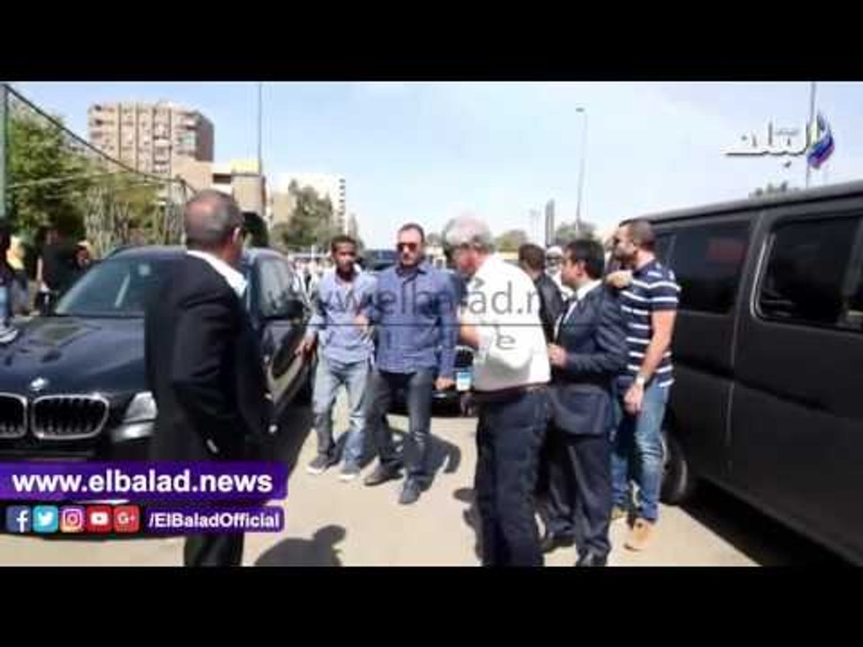 صدى البلد | "الخطيب" يستقبل مشيعى جثمان شقيقته ويقدم لهم الشكر