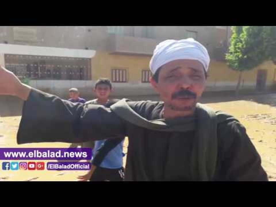 صدى البلد |الحاج علي فهمي يروي معاناته مع السيول أمام منزله المحاصر بالمياه بقرية الحاجر