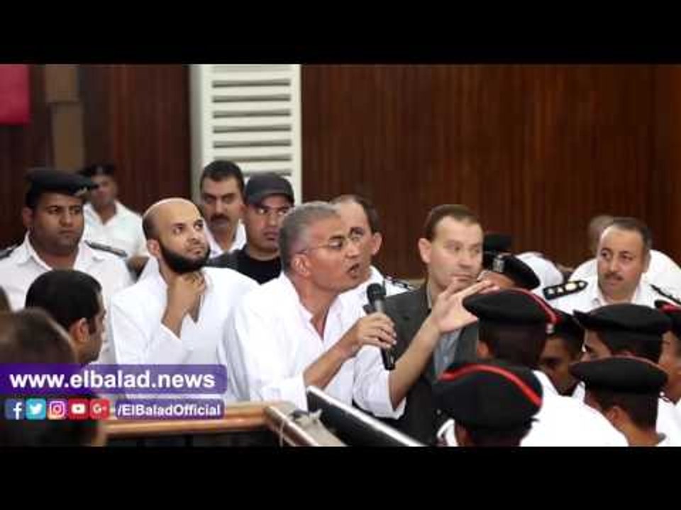 صدى البلد |متهم بـ"فض رابعة" يشهر فانلته الداخلية من القفص..والقاضى: عيب كده
