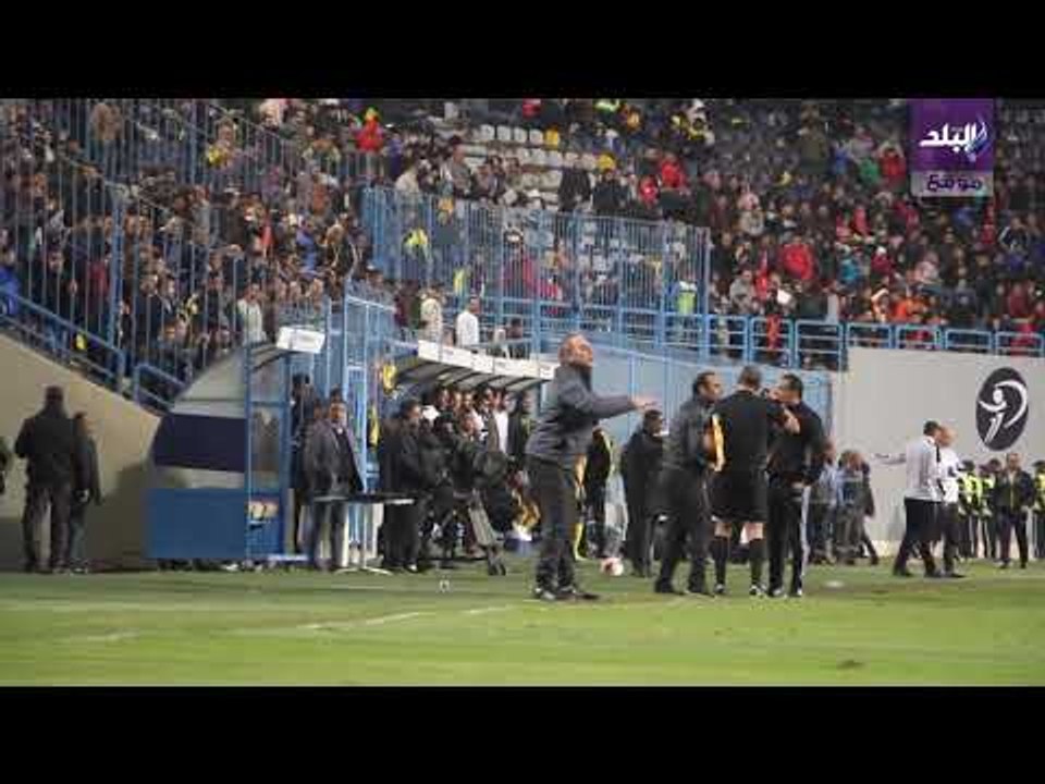 صدى البلد | سيد عبدالحفيظ ينفعل على حكم المباراة لأحتسابه ركلة جزاء لدجلة