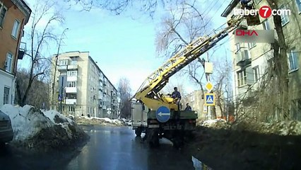 Kamyonet vince çarptı, işçiler ölümden döndü - Video 7
