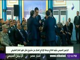 وزير البترول يهدي السيسي مجسمًا لمنصة تحكم حقل ظهر