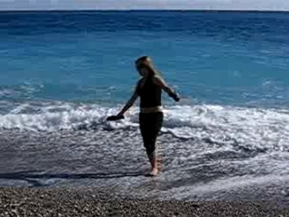 Marie les pieds dans la Méditerranée
