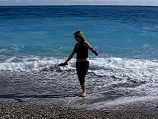 Marie les pieds dans la Méditerranée