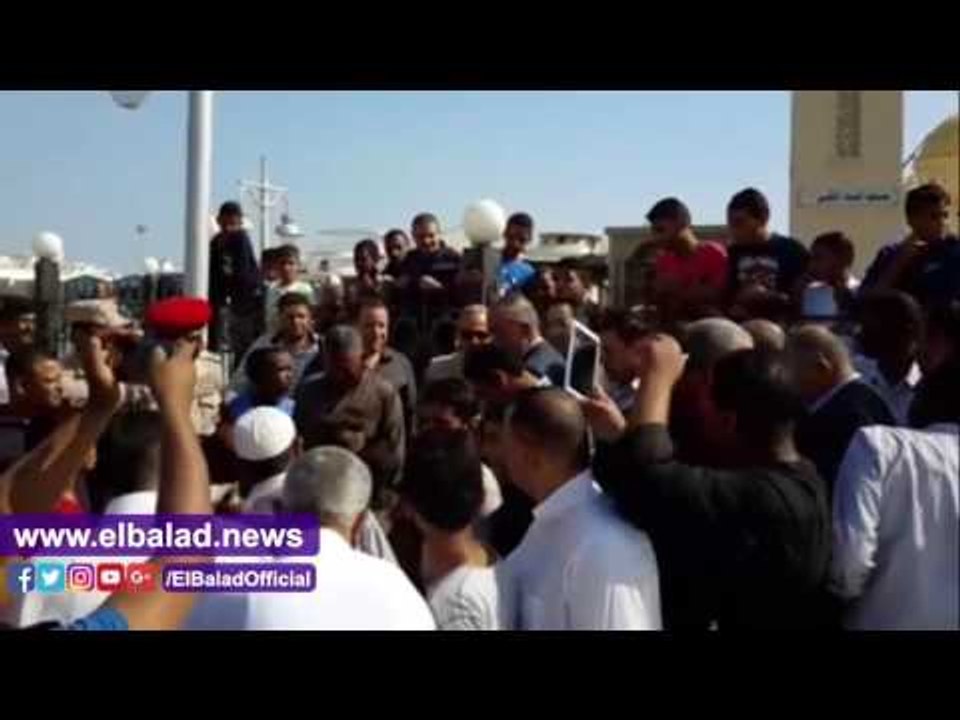 محافظ البحر الاحمر يؤدى صلاة الجمعة بمسجد الميناء الكبير والاهالى تحرص على التقاط صور تذكارية معه