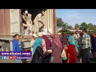 صدى البلد | أهالى النهضة يتوافدون على سيارات عبوات "تحيا مصر"