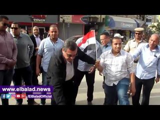 محافظ الفيوم يتحدى الإرهاب ويطلي رصيف الشارع بالفرشاة